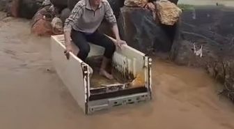 Mardin'de Sağanak Sonrası Yolda Hurda Buzdolabı Kasasıyla İlerleyen Kişi Görüntülendi