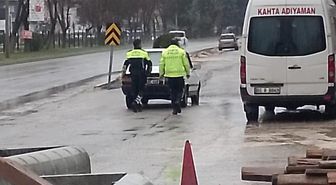 Yolda kalan araç sürücüsüne polislerden yardım