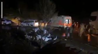 Hakkâri'de tır otomobille çarpıştı: 2 yaralı