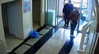 Sağlık merkezine çamurlu çizmelerini çıkarıp galoşla girdi; o anlar kamerada