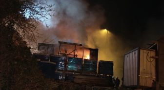 Üsküdar'da işçi konteyneri alev alev yandı