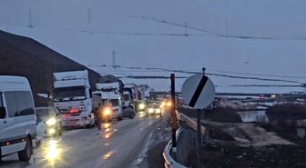 Yüksekova'da heyelan karayolunu yuttu, ilçenin çevre illerle ulaşımı kesildi