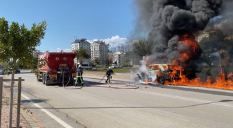 Alev alan otomobilindeki kedisini son anda kurtardı