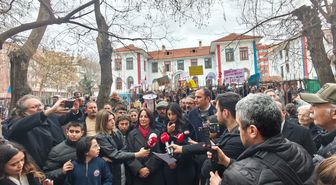 Ankara'da okul binasının devredilmesine tepki gösteren öğrenci ve velilerden basın açıklaması