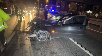 Avcılar'da Otomobil Bariyerlere Çarptı: Sürücü ve Arkadaşı Olay Yerinden Kaçtı
