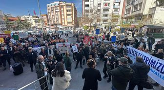 Edremit'te hayvanseverler sokak köpeklerinin ölümünü protesto etti