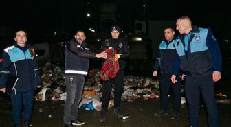 Esenyurt'ta işçilerin çöpte bulduğu 1 milyon 200 bin liralık altın sahibine teslim edildi