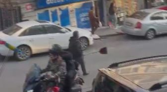 Fatih'te etrafa rastgele bıçakla saldıran şüpheli kamerada