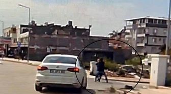 Kaldırımda yürüyen kadının boynundaki kolyeyi çalarak kaçtı