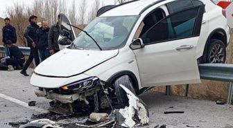 Kontrolden çıkan otomobil bariyerlerde asılı kaldı: 4 yaralı