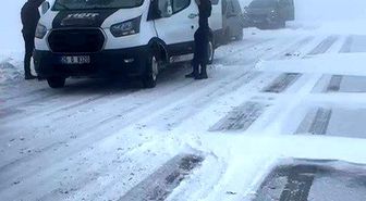 Palandöken geçidinde kar ve tipi nedeniyle onlarca araç mahsur kaldı