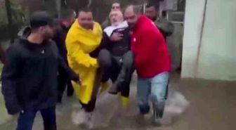 Suların yükseldiği evinde mahsur kalan felçli adamın yardımına Kızılay ekipleri yetişti