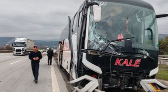 TIR'ın yandan çarptığı yolcu otobüsü refüje çıktı; kaza kamerada