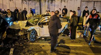 Üsküdar'da iki otomobilin kafa kafaya çarpıştığı kaza kamerada