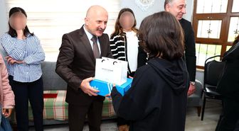 Vali Varol, çocuk evlerinde kalan çocuklara hediyelerini takdim etti