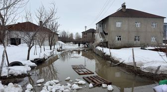 Yüksekova'da Eriyen Kar ve Sağanak Yağmur Evleri Su Altında Bıraktı