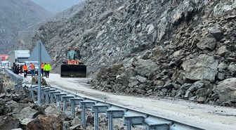 Yüksekova'da heyelan sonrası kapanan yol ulaşıma açıldı