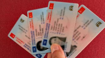 Arabada telefonla konuşmanın cezası nedir? Arabada telefonla konuşmak ehliyet puanını düşürür mü, cezası ne kadar, ehliyete el konuluyor mu?