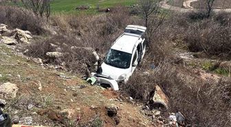 Hafif ticari araç şarampole girdi: 4 yaralı