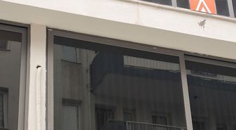 İş merkezindeki pencerenin sokağa düşmesi kamerada