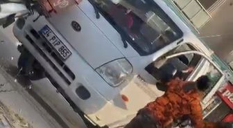 Maltepe'de tartıştığı sürücünün camını kaskla kıran motosikletli kamerada