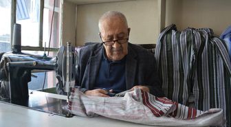 Manisa'da 60 yıllık terzi, çizgili pijama geleneğini yaşatıyor