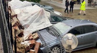 Aydın'da istinat duvarı çöktü; 4 otomobil hasar gördü