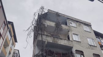 Bağcılar'da 4 katlı binanın çatısı çöktü
