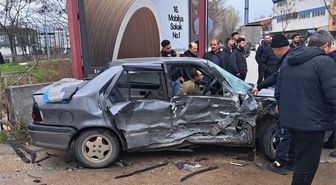 Kamyonet ile otomobil çarpıştı; 2'si bebek 9 yaralı