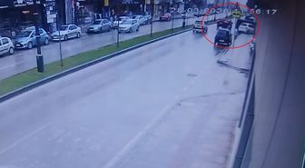 Otomobille çarpışan motosikletin sürücüsü yaralandı; kaza kamerada