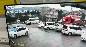 Servis minibüsü ile otomobil çarpıştı: 7 yaralı