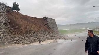 Şırnak'ta istinat duvarının yıkıldığı anlar kamerada