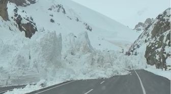 Van-Hakkari kara yoluna çığ düştü: Yol ulaşıma kapandı