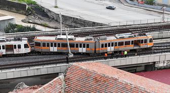 Adana'da metro vagonu seyir halindeyken raydan çıktı; kazada yaralanan olmadı