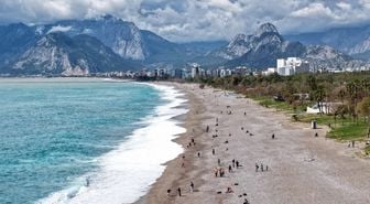 Antalya'da yağış sonrası güneş açtı, sahillerde yoğunluk oluştu