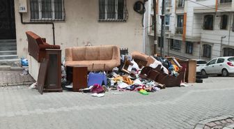 Ev Sahibi Kiracısının Eşyalarını Sokağa Attı