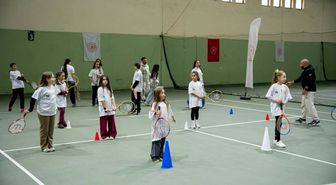 Eski milli sporcu çocukları tenisle buluşturuyor