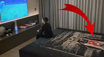 Fenerbahçe'nin eski yıldızı oğlunu oyun oynarken paylaştı! Yataktaki Beşiktaş detayı bomba