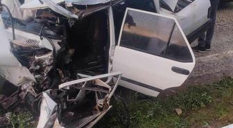 Manisa'da otomobil ile TIR çarpıştı: 3 yaralı