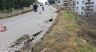 Sağanak sonrası yoldaki çökme, tedirginliğe neden oldu