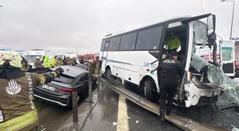 Başakşehir'de servis minibüsünün karıştığı zincirleme kaza ; yaralılar var