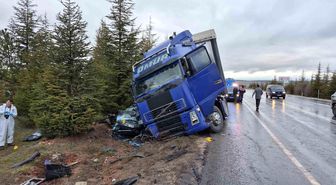 Eskişehir'de kontrolden çıkan tır otomobili altına aldı: 1 ölü, 1'i ağır 2 yaralı