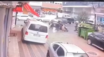 İstanbul –Sultangazi'de hafif ticari aracın çocuğa çarptığı anlar kamerada