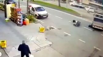 Kamyonete çarpan motosiklet sürücüsü hayatını kaybetti; kaza kamerada