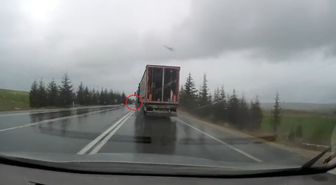 TIR'ın otomobile çarpıp sürüklediği kaza kamerada: 1 ölü, 2 yaralı