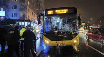 Üsküdar'da kırmızı ışıkta yolun karşısına geçen yayaya İETT otobüsü çarptı; kaza kamerada