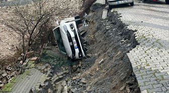 Üsküdar'da yol çöktü, otomobil çukura düştü