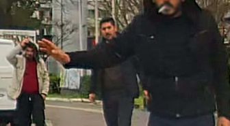 Yol vermek istemeyen sürücüyü darbetmeye çalıştılar; o anlar kamerada