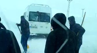 Yüksekova'da tipide yolda mahsur kalan vatandaşlar kurtarıldı