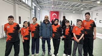Ankara'da spora erişim zorluğu yaşayan ortaokul öğrencilerinin, floor curling başarısı